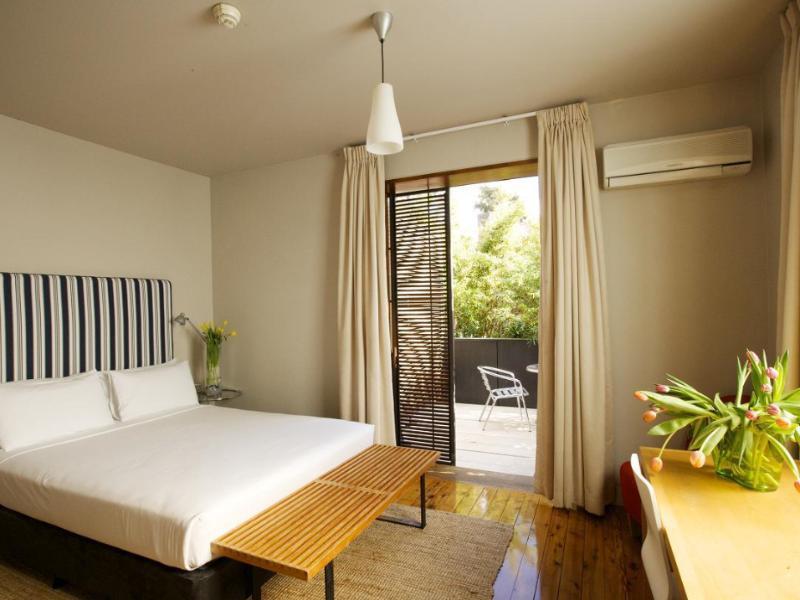 Queen Room with Balcony - Free WiFi access - Breakfast included