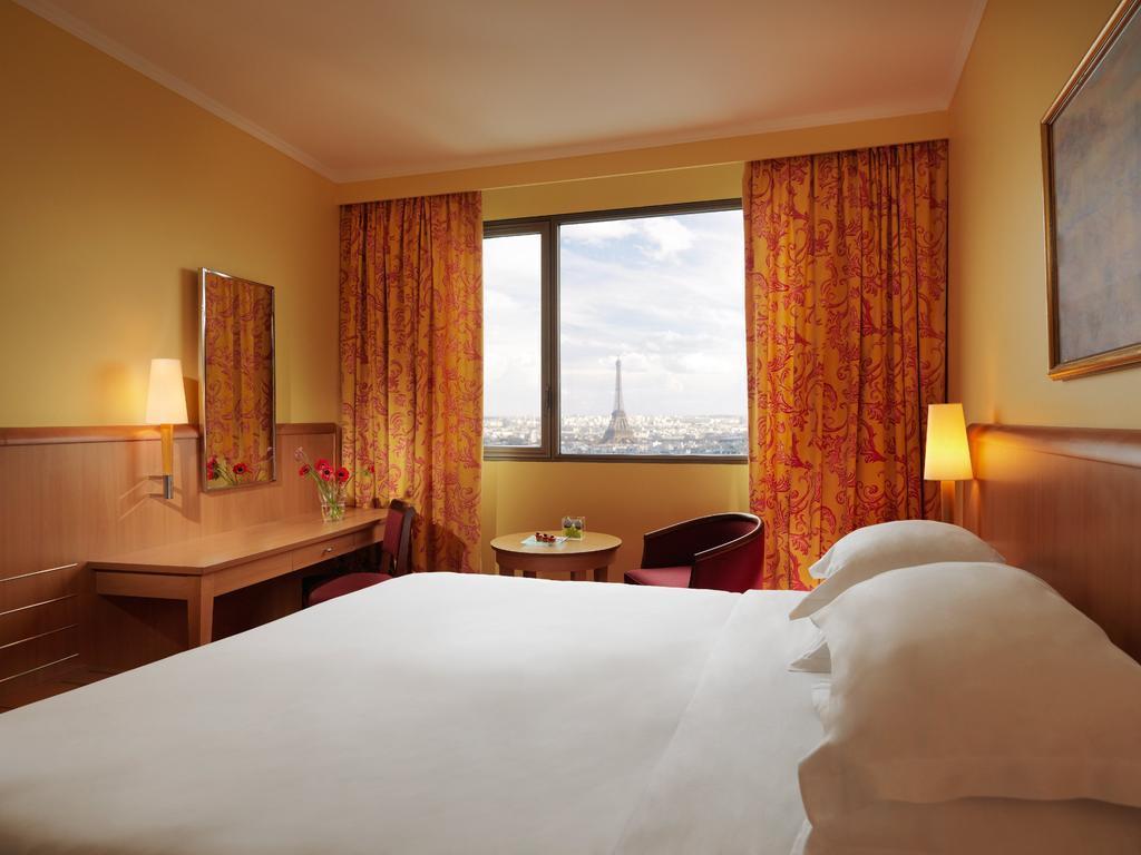 Standard King or Twin - Eiffel Tower View - Non Ref - Free WiFi access