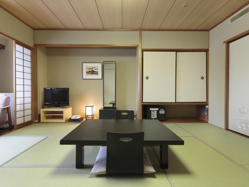 Tomiura