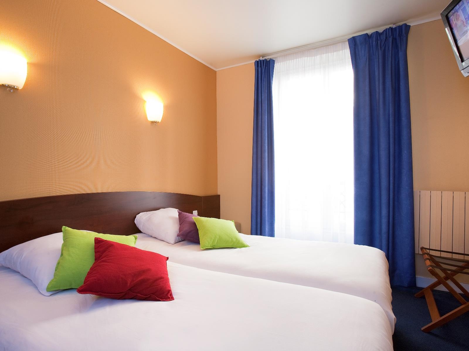 Standard Twin Room - Free WiFi access - Breakfast included