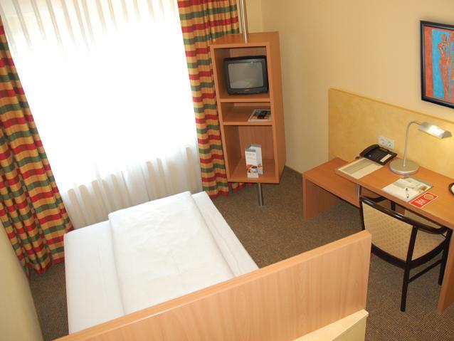 Single Room with Shared Shower/WC in Hallway - Free WiFi access