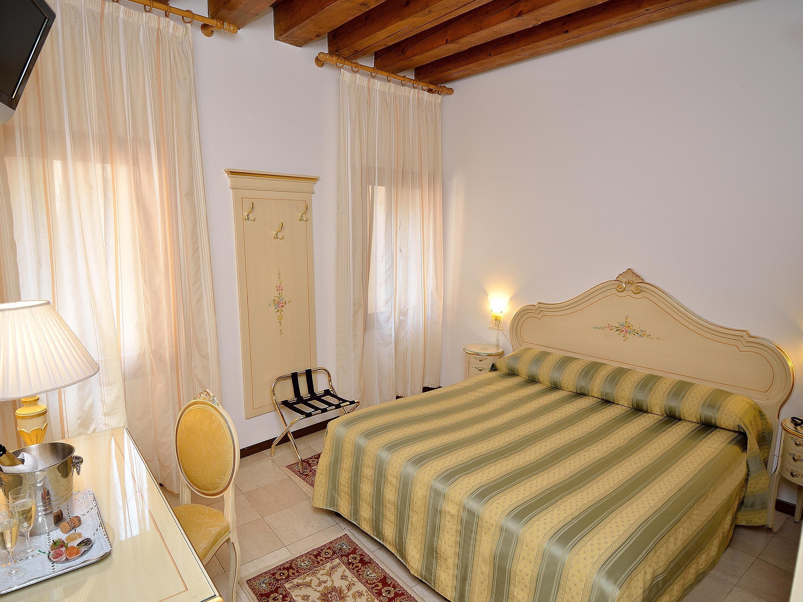 Double Room BB Not Ref. - Free WiFi access - Breakfast included