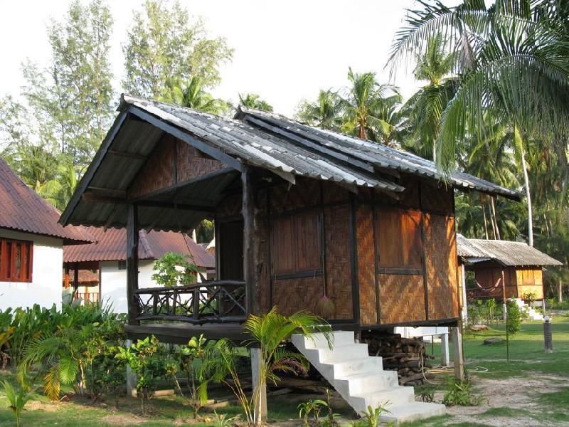 Standard Fan Bungalow - hot shower - Free WiFi access - Breakfast included