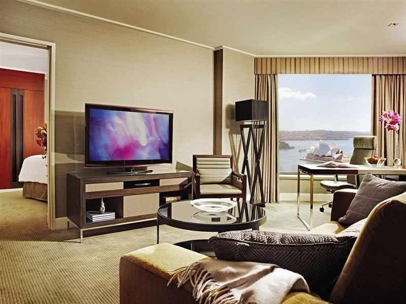 Club Full Harbour Suite - Best price guarantee