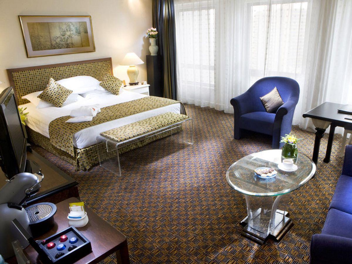 Business Class - Free WiFi access - Breakfast included