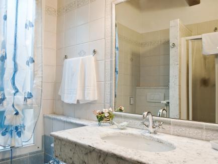 Classic Double or Twin - Free WiFi access - Breakfast included
