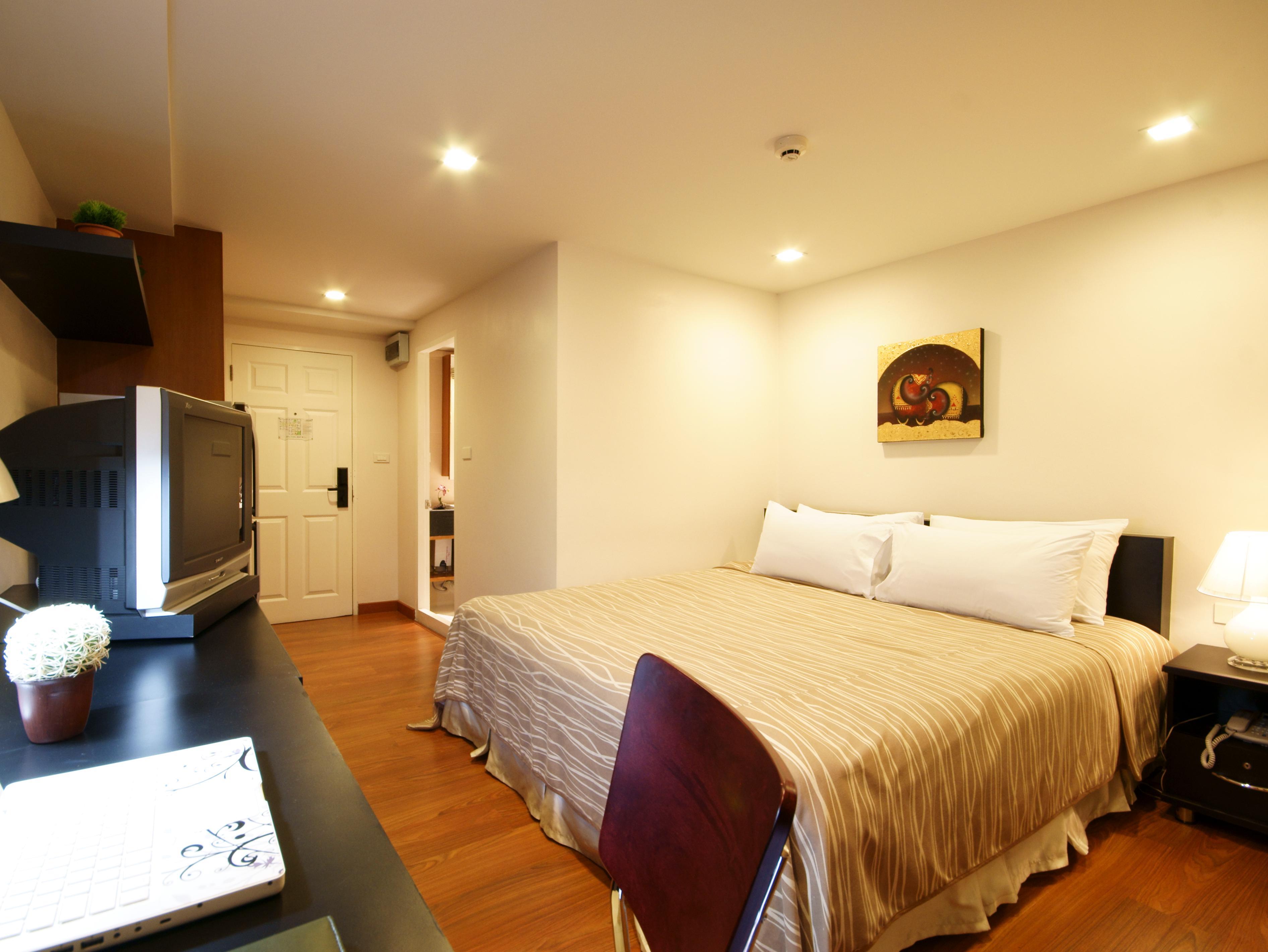 Sathorn-Family
