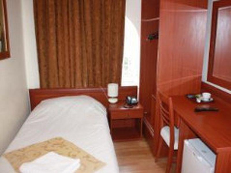 Single Bed Room - Hot Deal - Free WiFi access