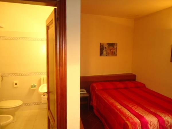 Single Room - Free WiFi access - Breakfast included