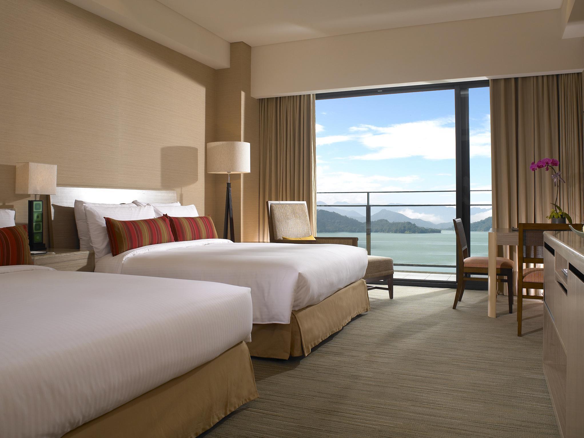 Lake View Two Queen Room with Dinner - Free WiFi access - Breakfast included