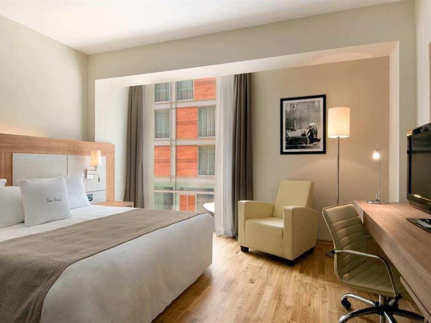 1 King Bed Guestroom Breakfast - Breakfast included