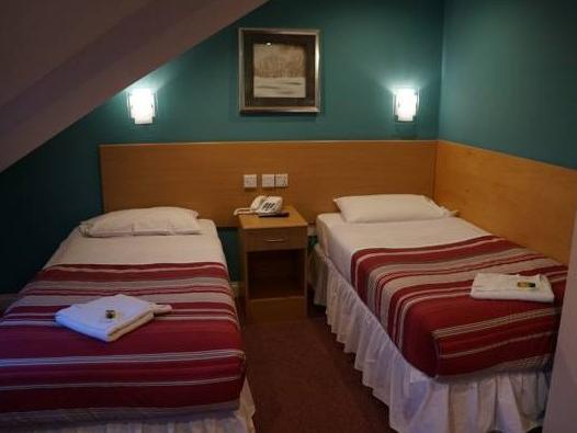 Twin - Free WiFi access - Breakfast included