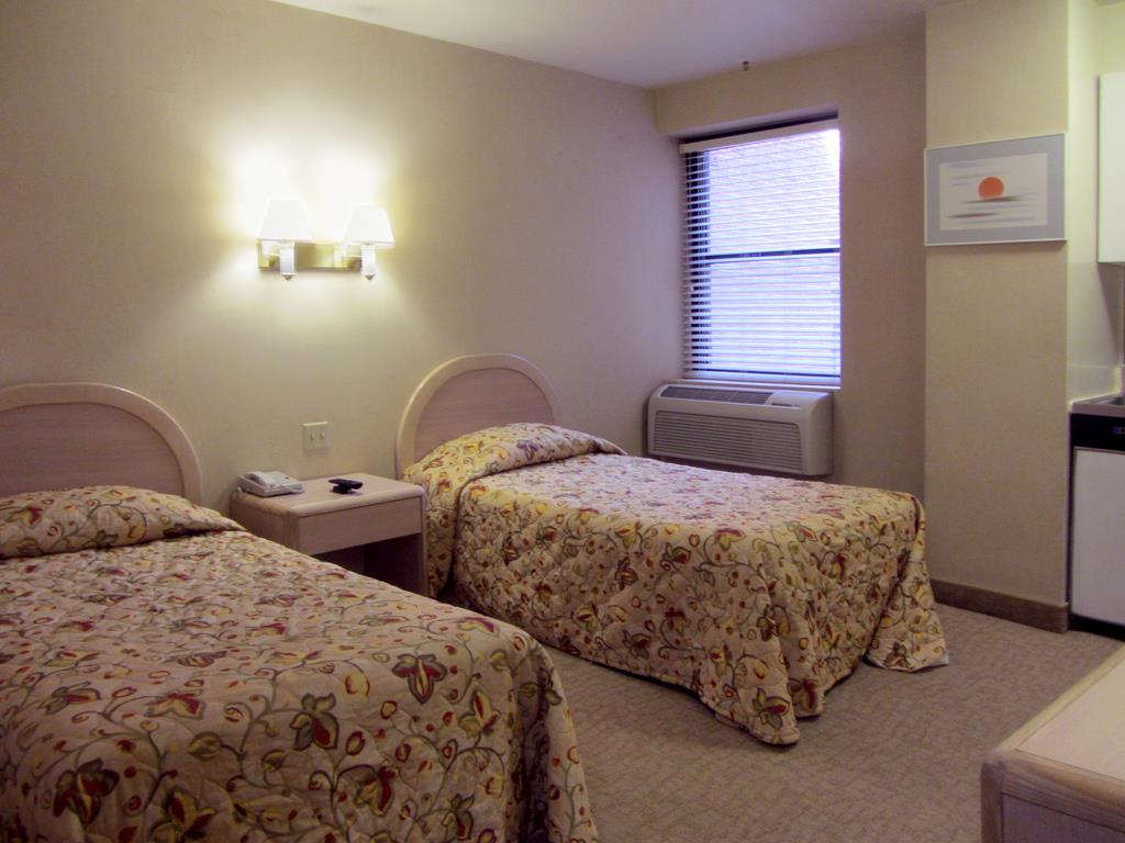 Deluxe Two Twin Beds