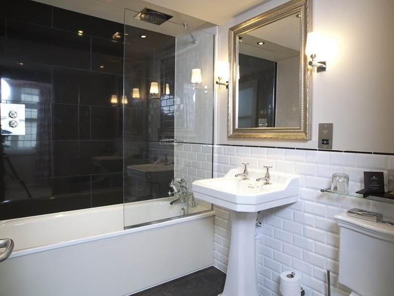 Classic Twin Room - Free WiFi access - Breakfast included
