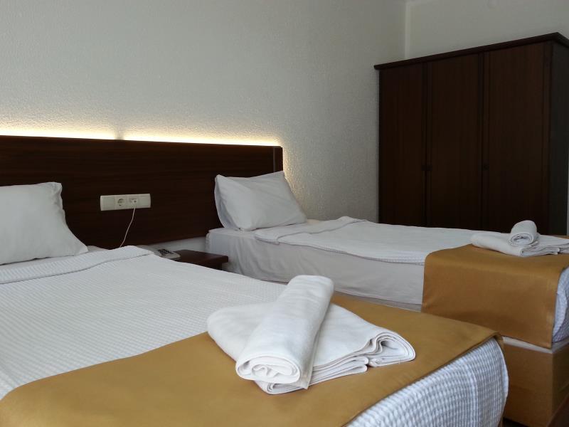 Twin Bedroom - Breakfast included