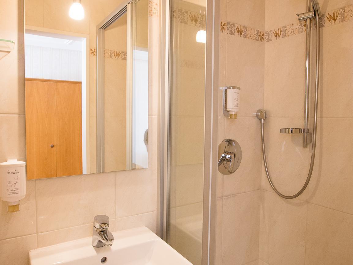 Twin Bed - Breakfast included