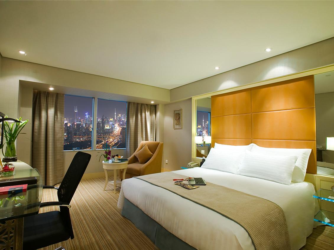 Deluxe City View Queen Bed - Best price guarantee