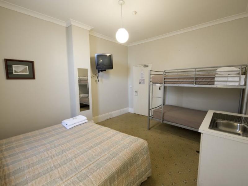 Large Family Ensuite Room - Free WiFi access