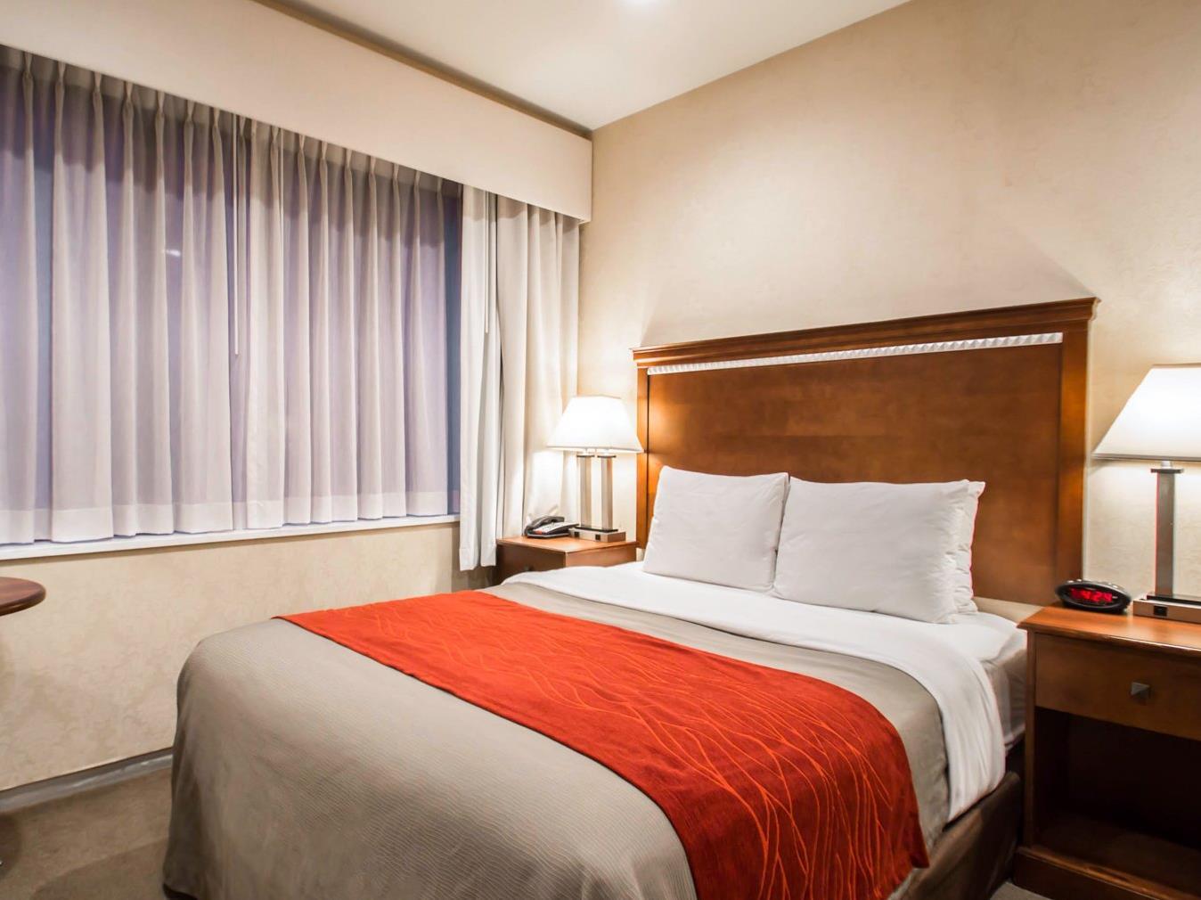 1 Queen Bed, No Smoking - Breakfast included
