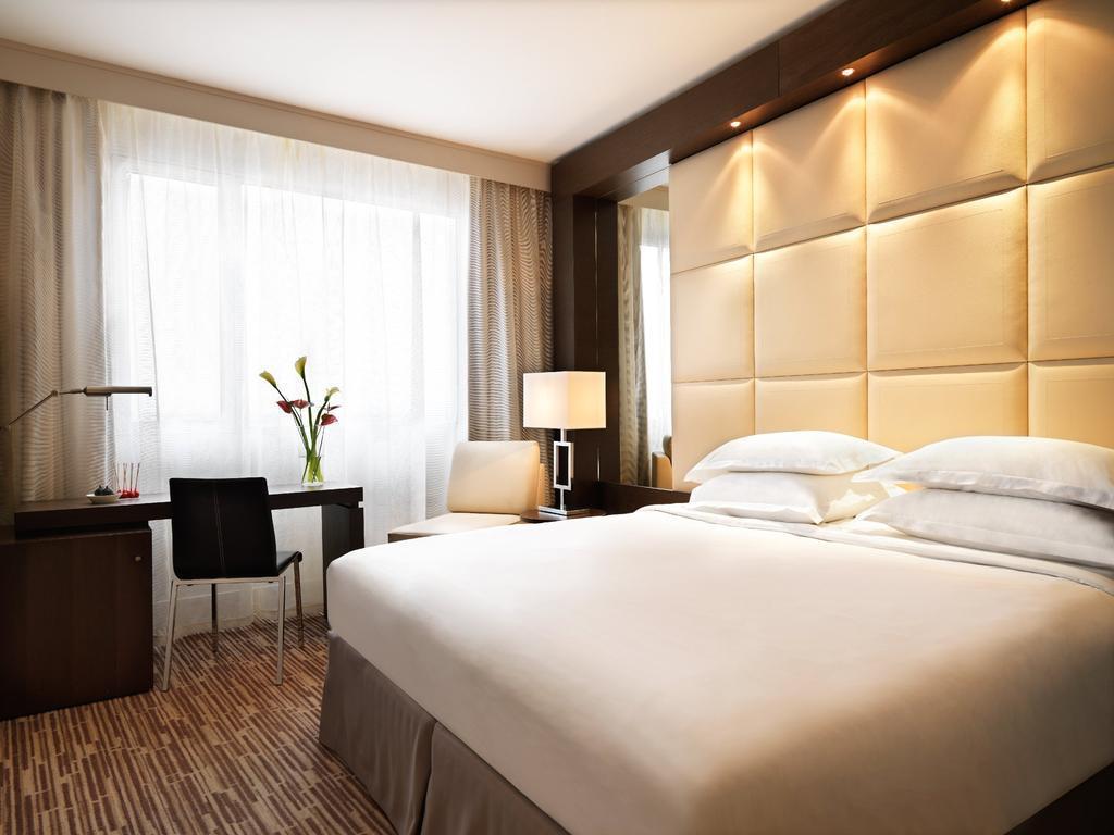 Deluxe King or Twin - Eiffel Tower View - Non Ref - Free WiFi access