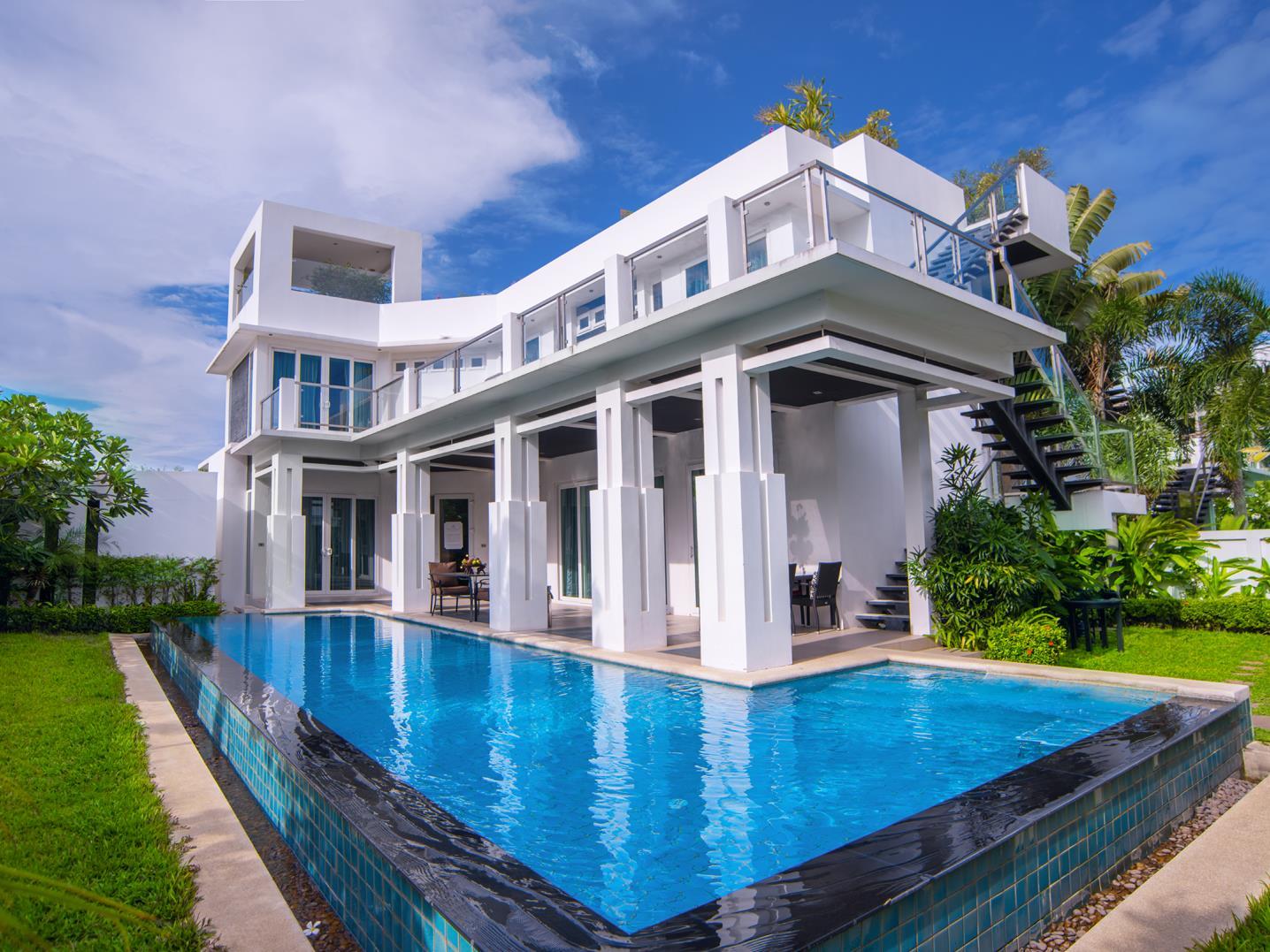 Villa 4 BR Private Pool and Garden Village Palm Oasis - Free WiFi access