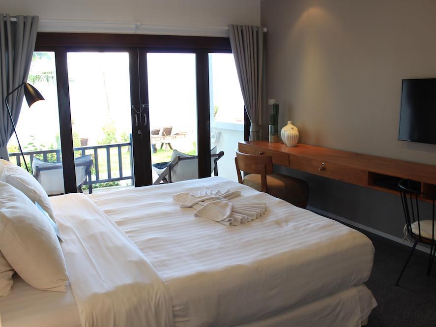 Ground Floor Executive Beachfront Room - Free WiFi access - Breakfast included