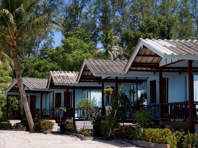 Beachfront Bungalow with Fan - Best price guarantee
