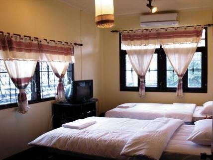 Standard Twin Bed (Shared bathroom) - Free WiFi access - Breakfast included