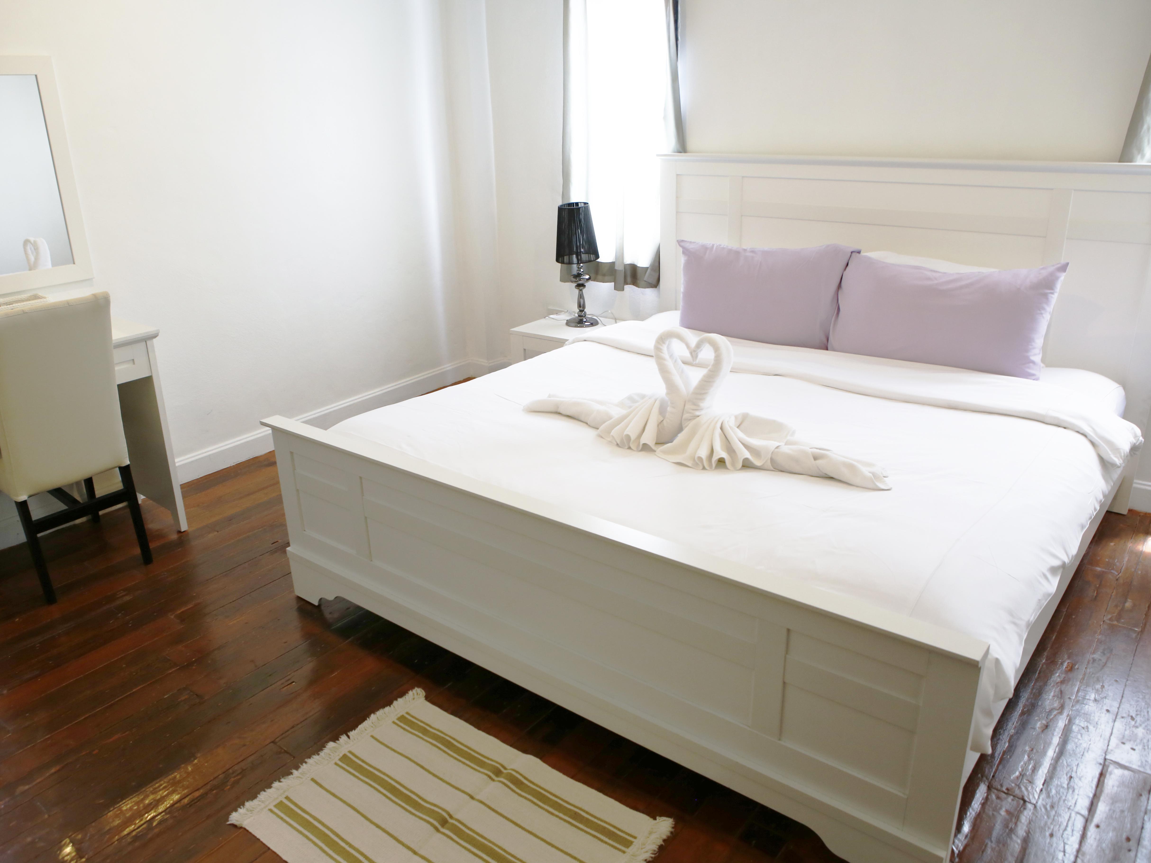 Deluxe Double - 1 King Bed - Free WiFi access - Breakfast included