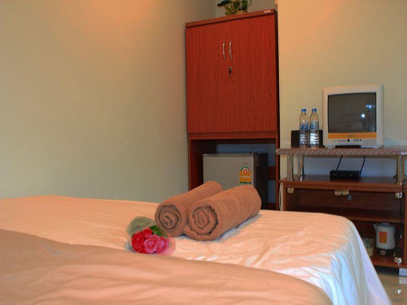 Ruen Ton Num Rim Suan - Best price guarantee