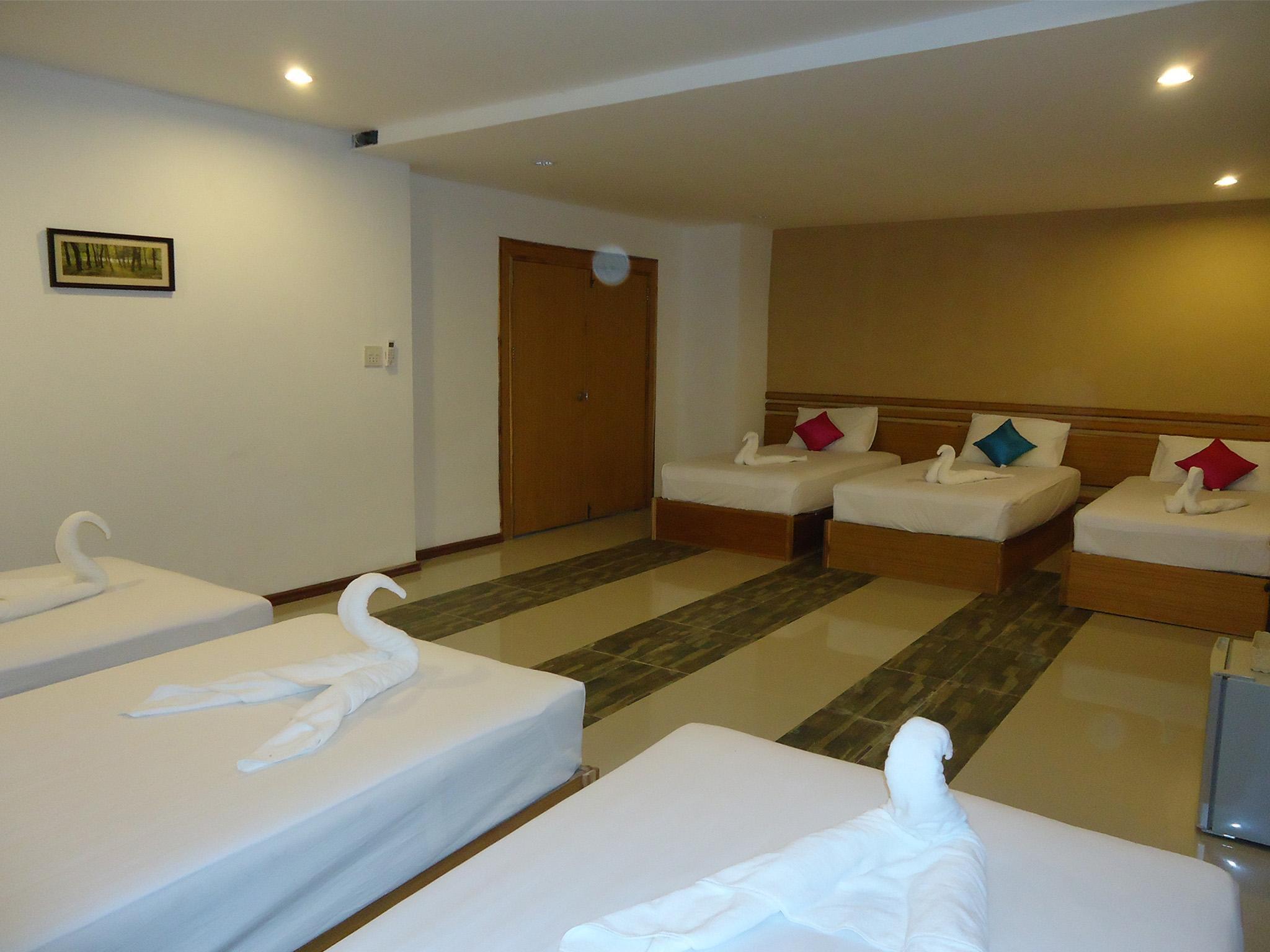 Family Room - Free WiFi access - Breakfast included