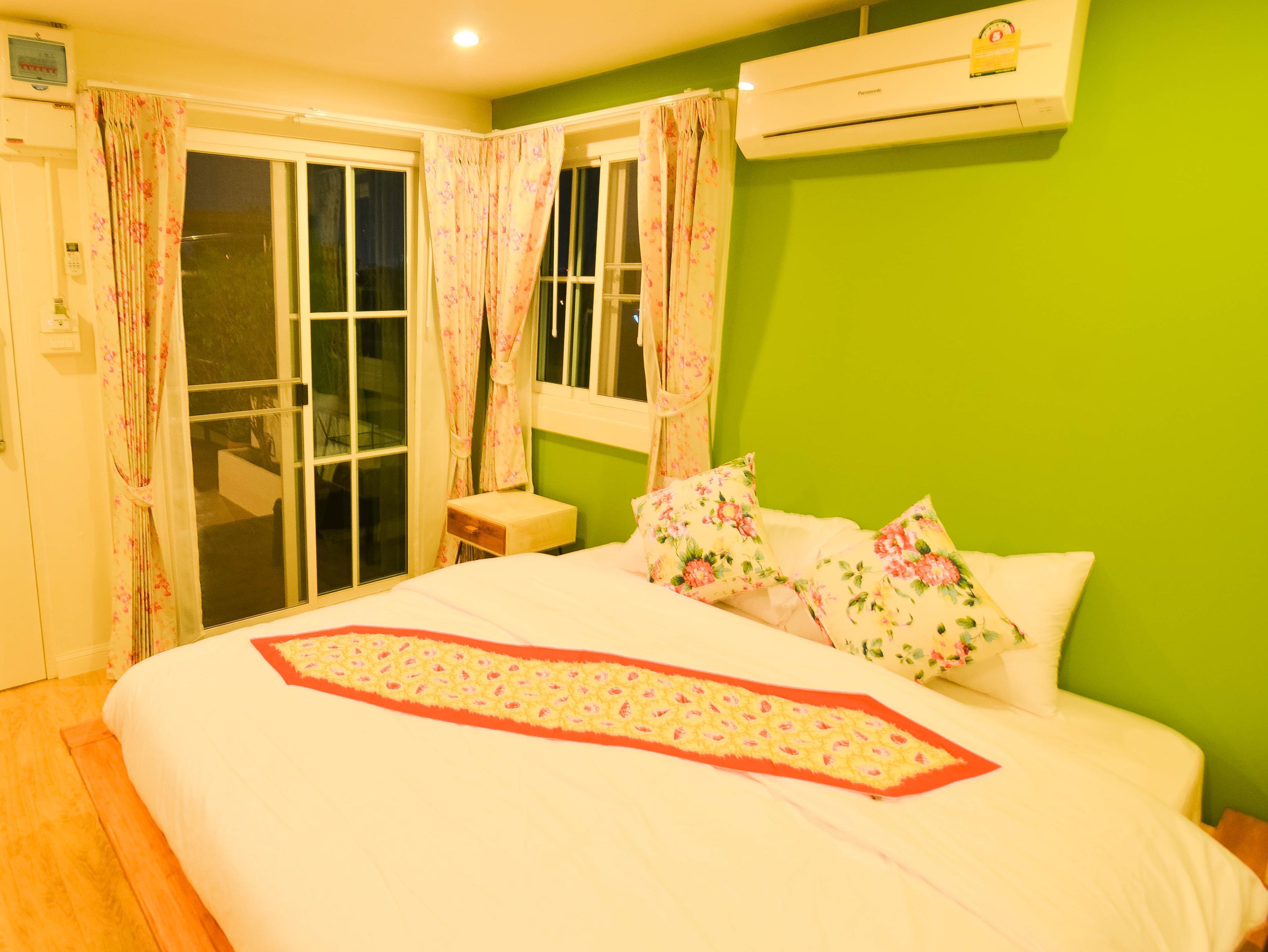 Superior King Bed - Free WiFi access