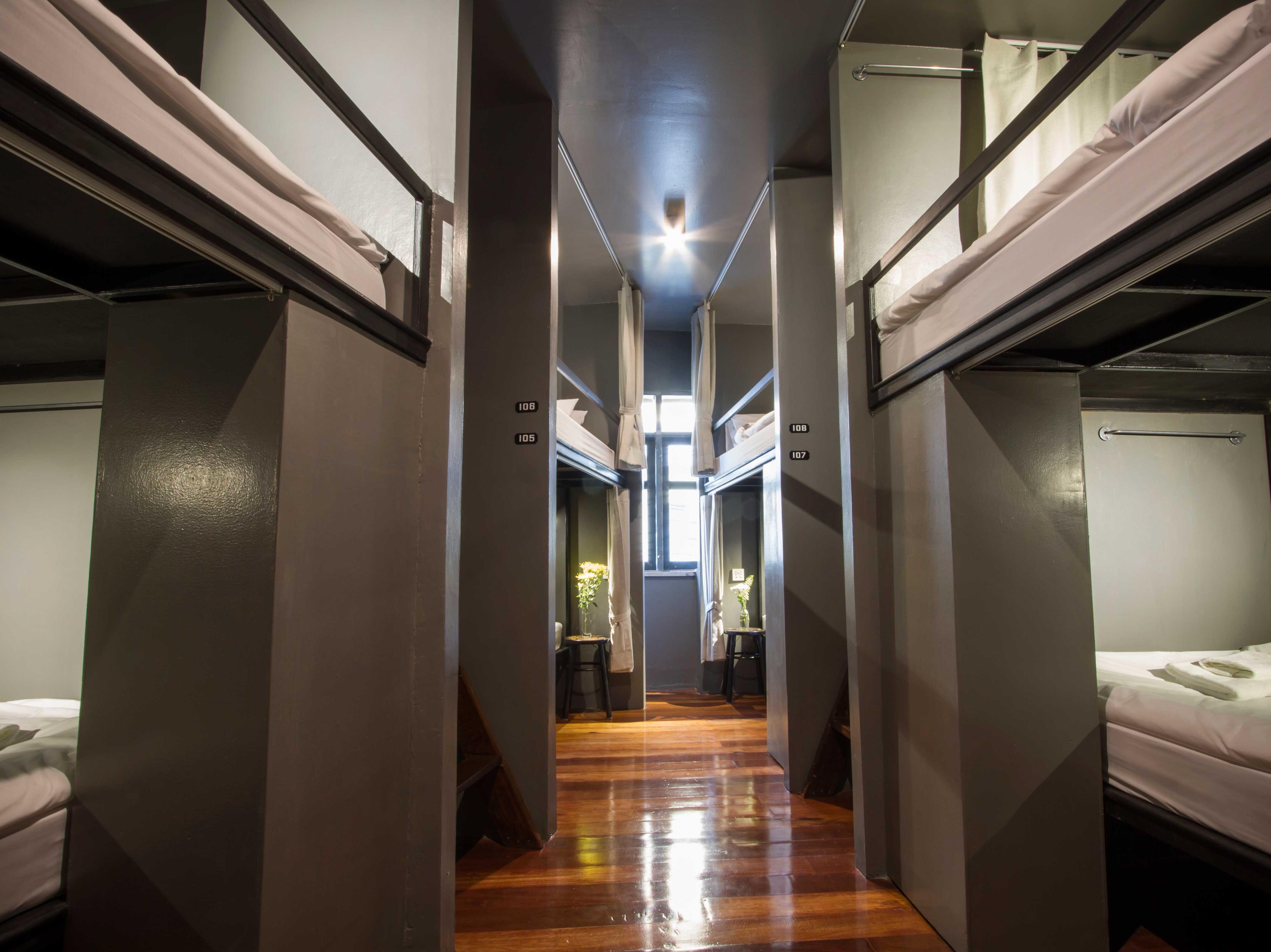8 Bunk Beds Mixed Dorm - Free WiFi access - Breakfast included