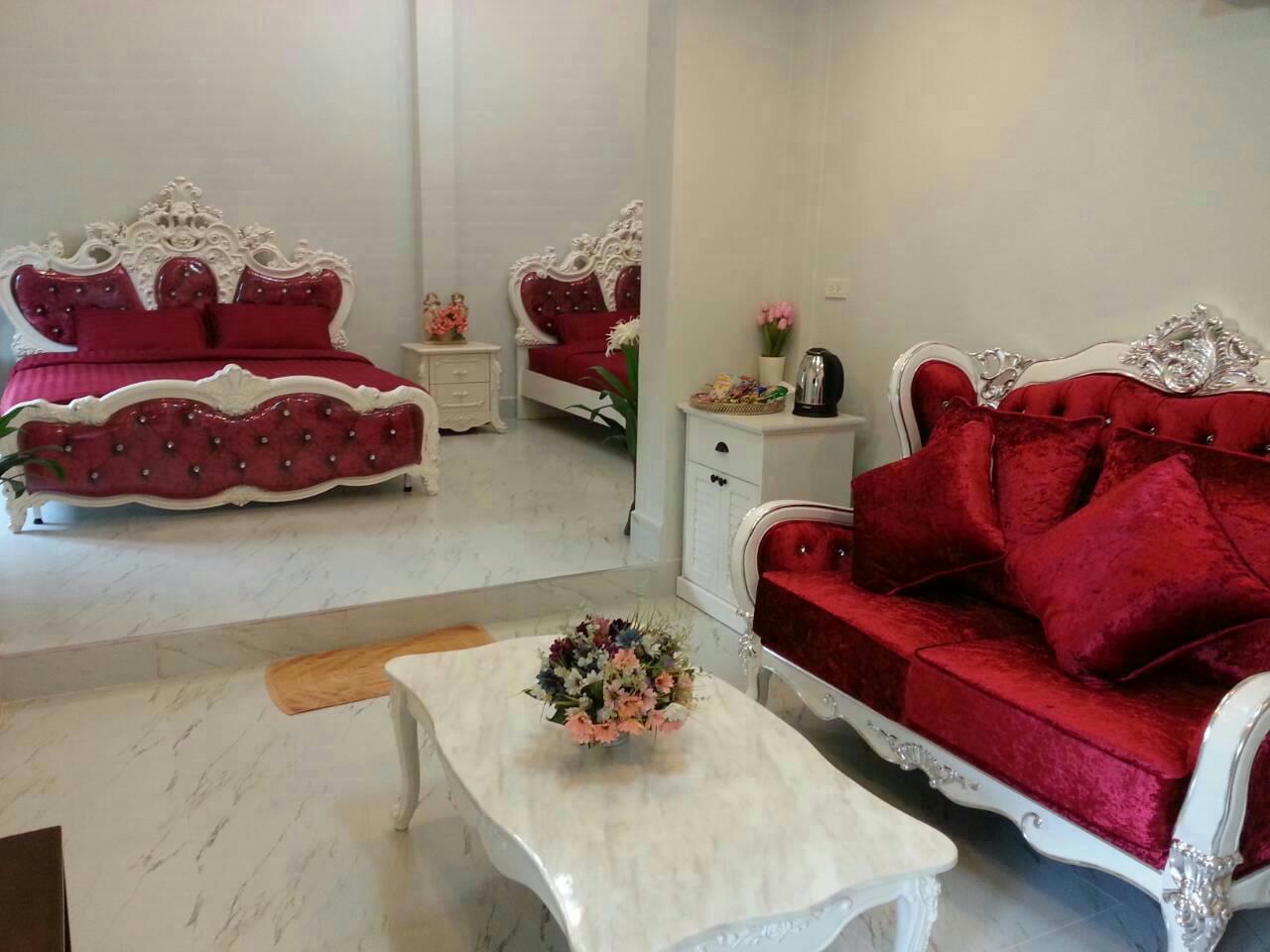 Family Deluxe Double - King Bed with Living Room - Free WiFi access - Breakfast included