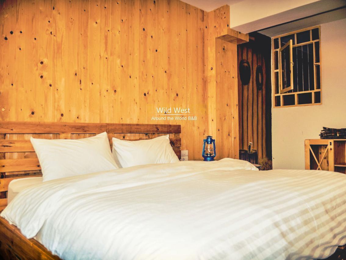 Deluxe King Bed - Wild West - Free WiFi access
