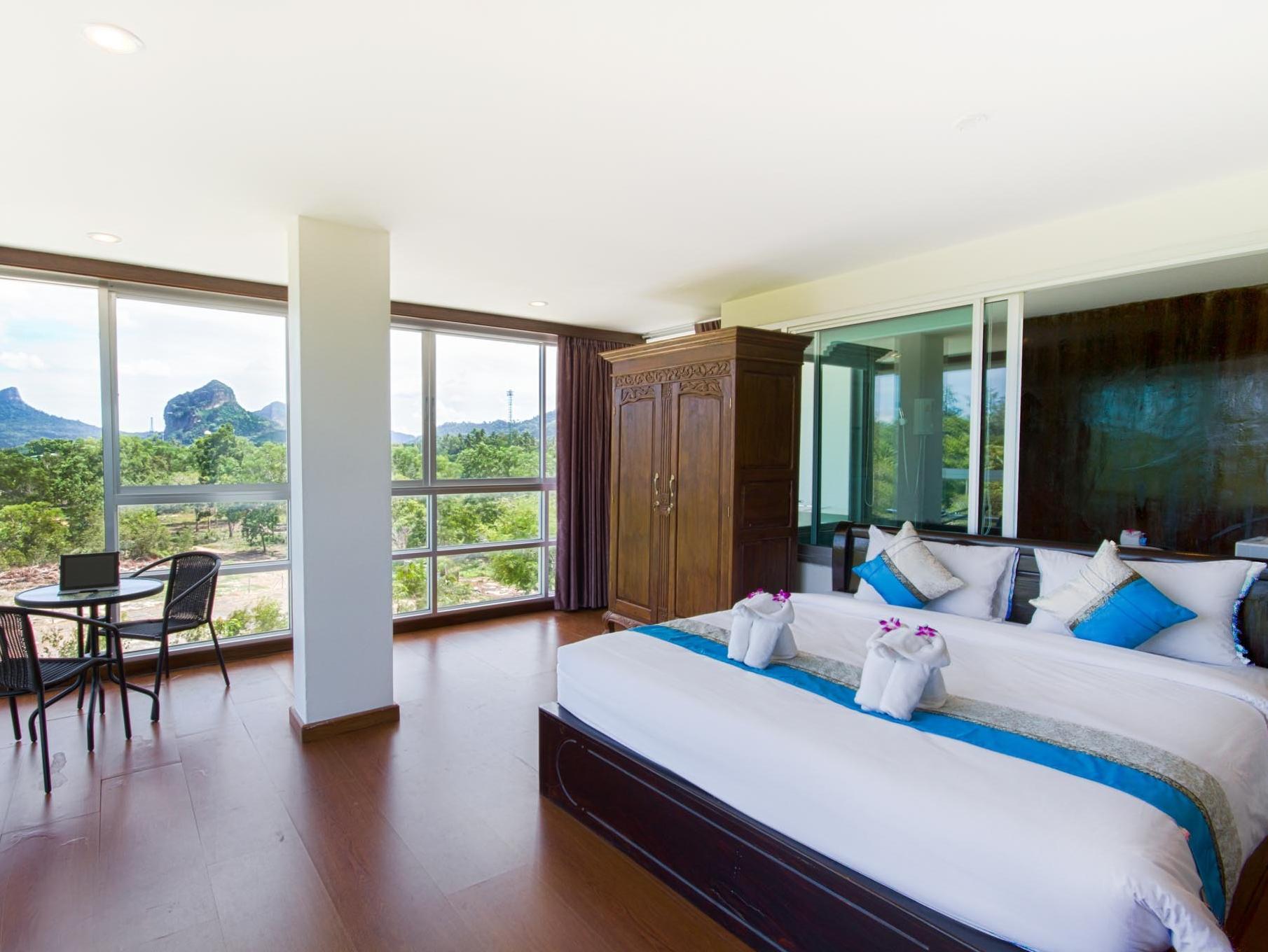 Deluxe Corner Room - Free WiFi access - Breakfast included