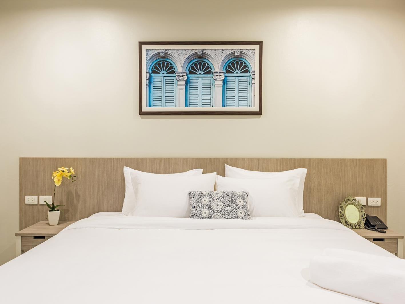 Deluxe King Size Bed