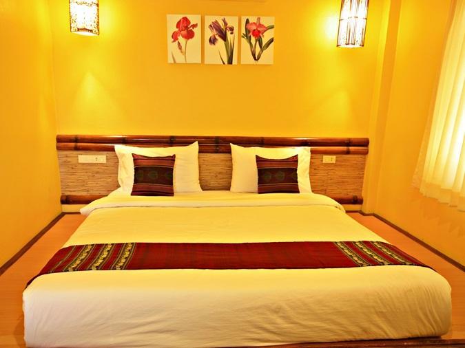 Deluxe Burgundy River View Chalet - Free WiFi access - Breakfast included