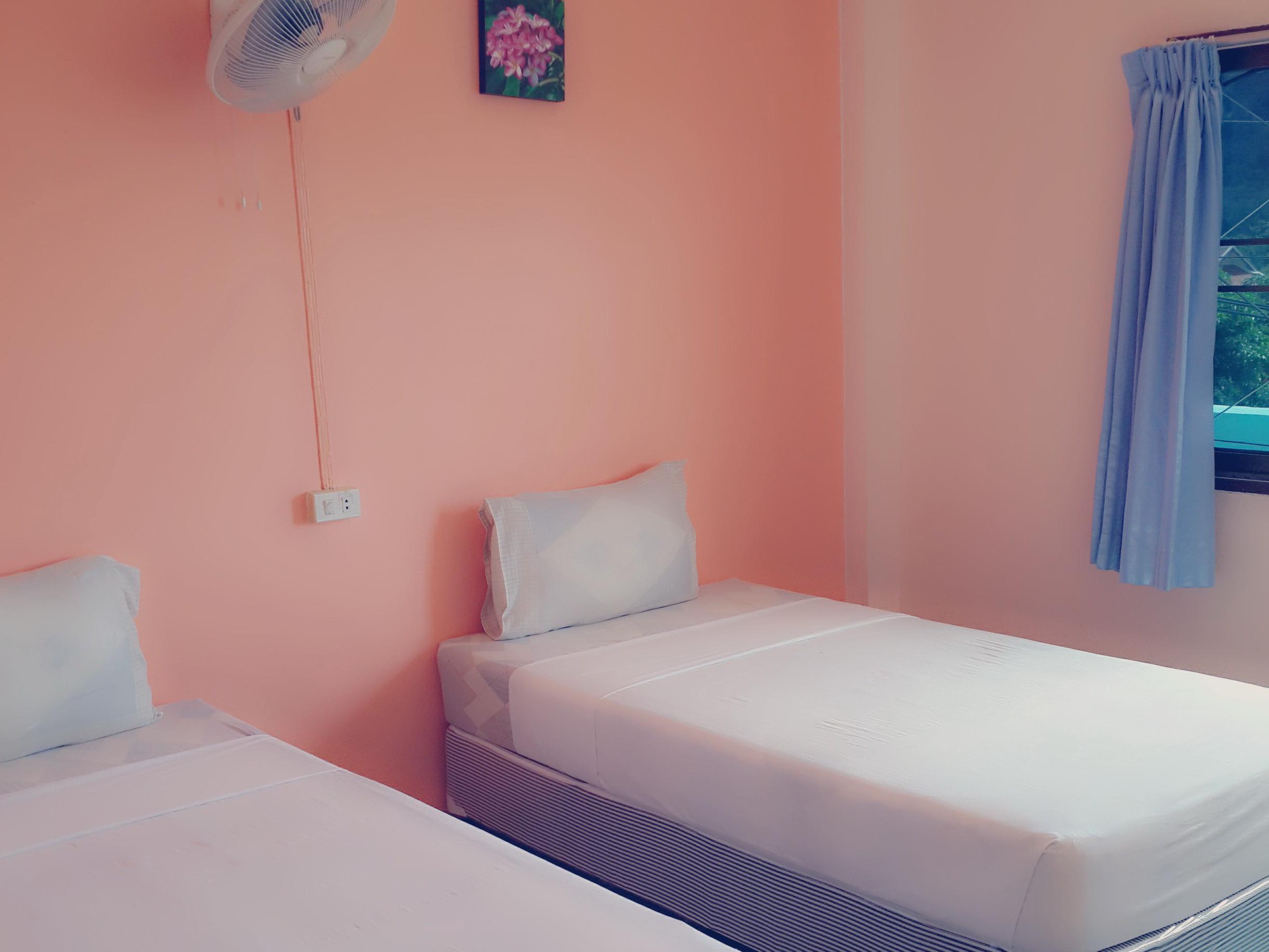 Twin Fan (Shared bathroom) - Free WiFi access