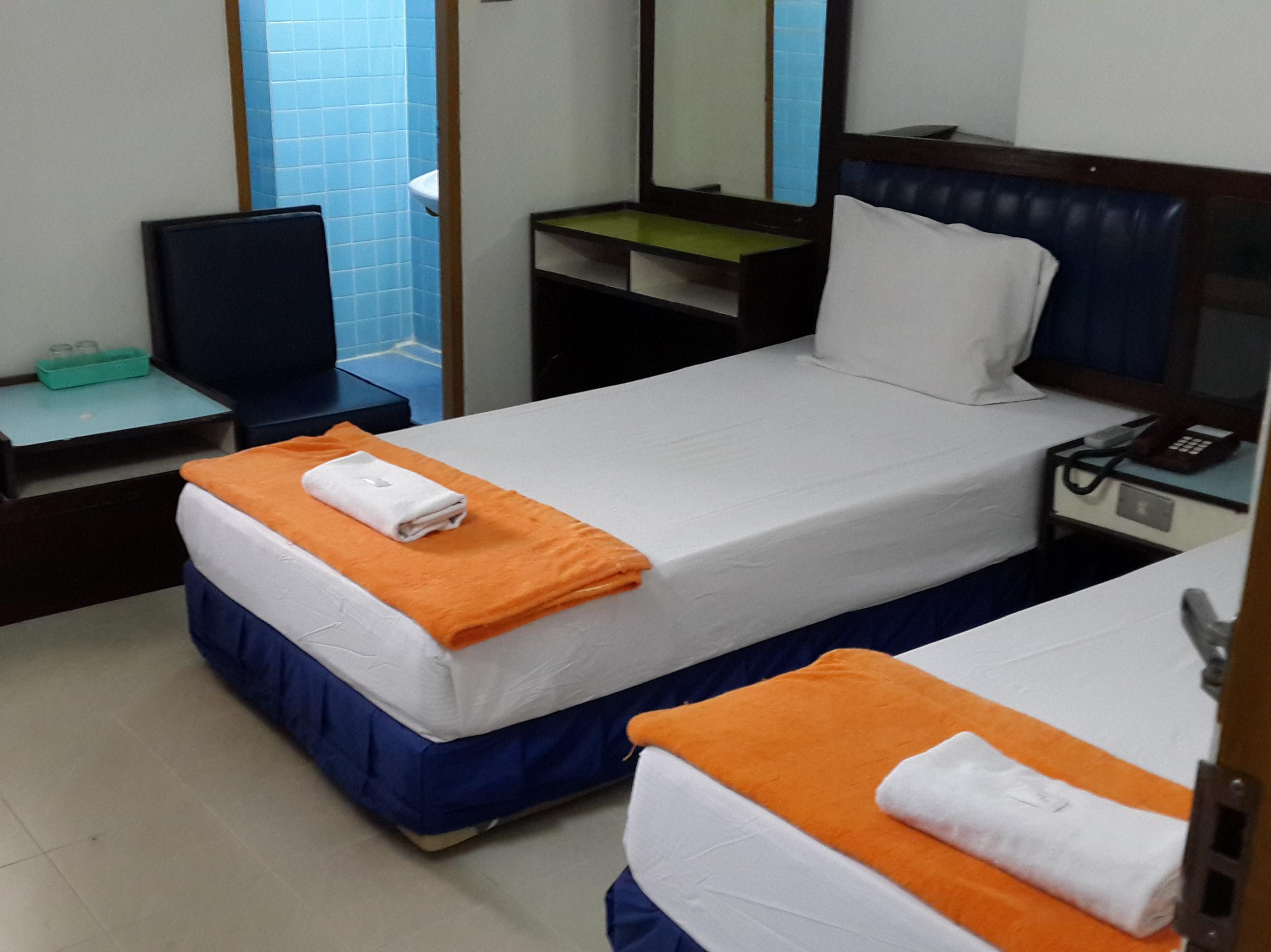 Fan Room Twin Beds - Free WiFi access