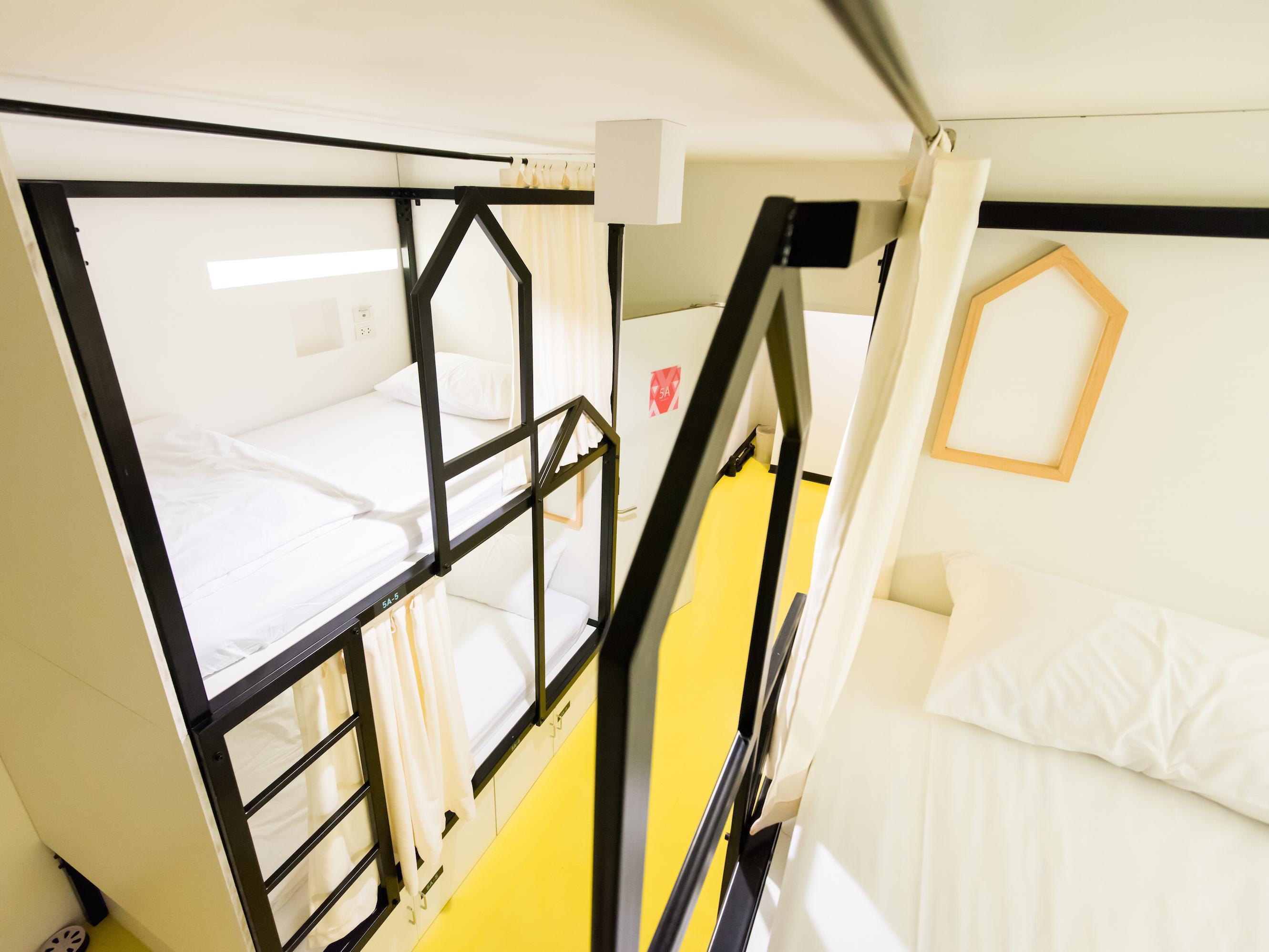 Single Cabin in mixed 6-Bed Dorm  - Free WiFi access - Breakfast included