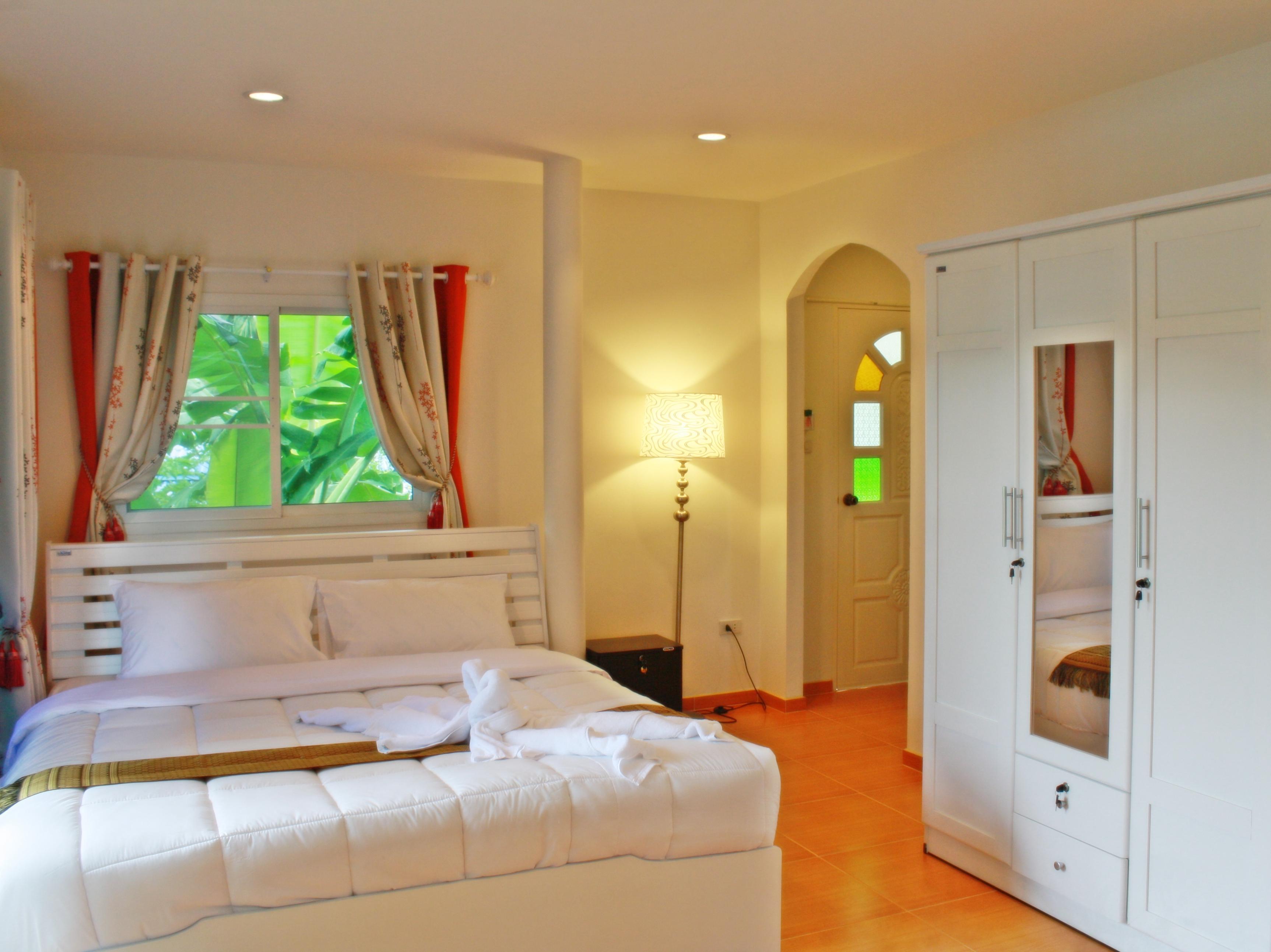 Deluxe White Room - Breakfast included