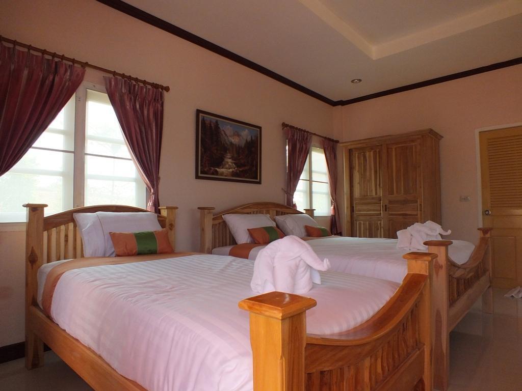 Family Room - 3 Adults - Free WiFi access - Breakfast included