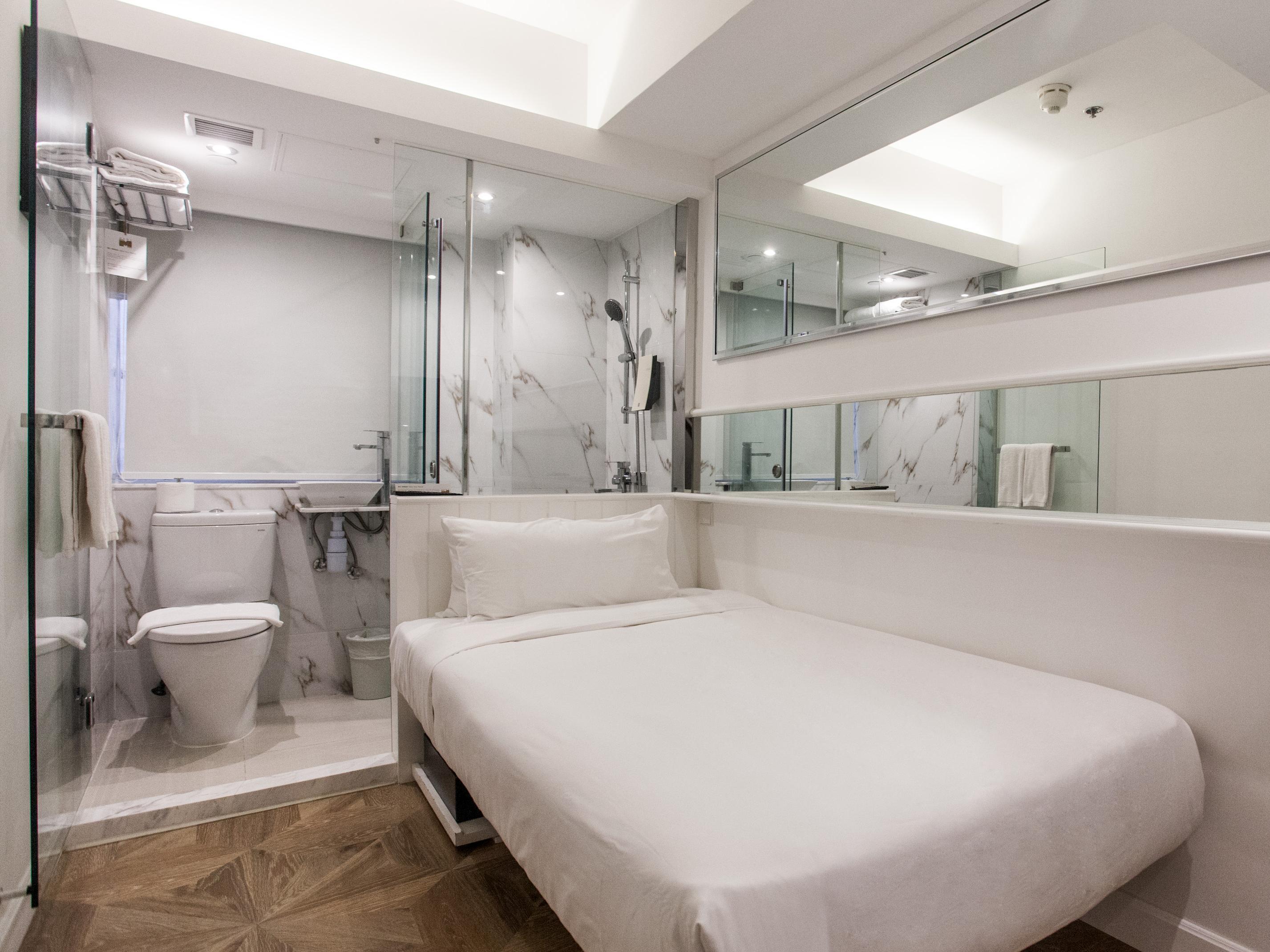 Mini Hotel Central Solo Room Single Bed With Smartphone Is