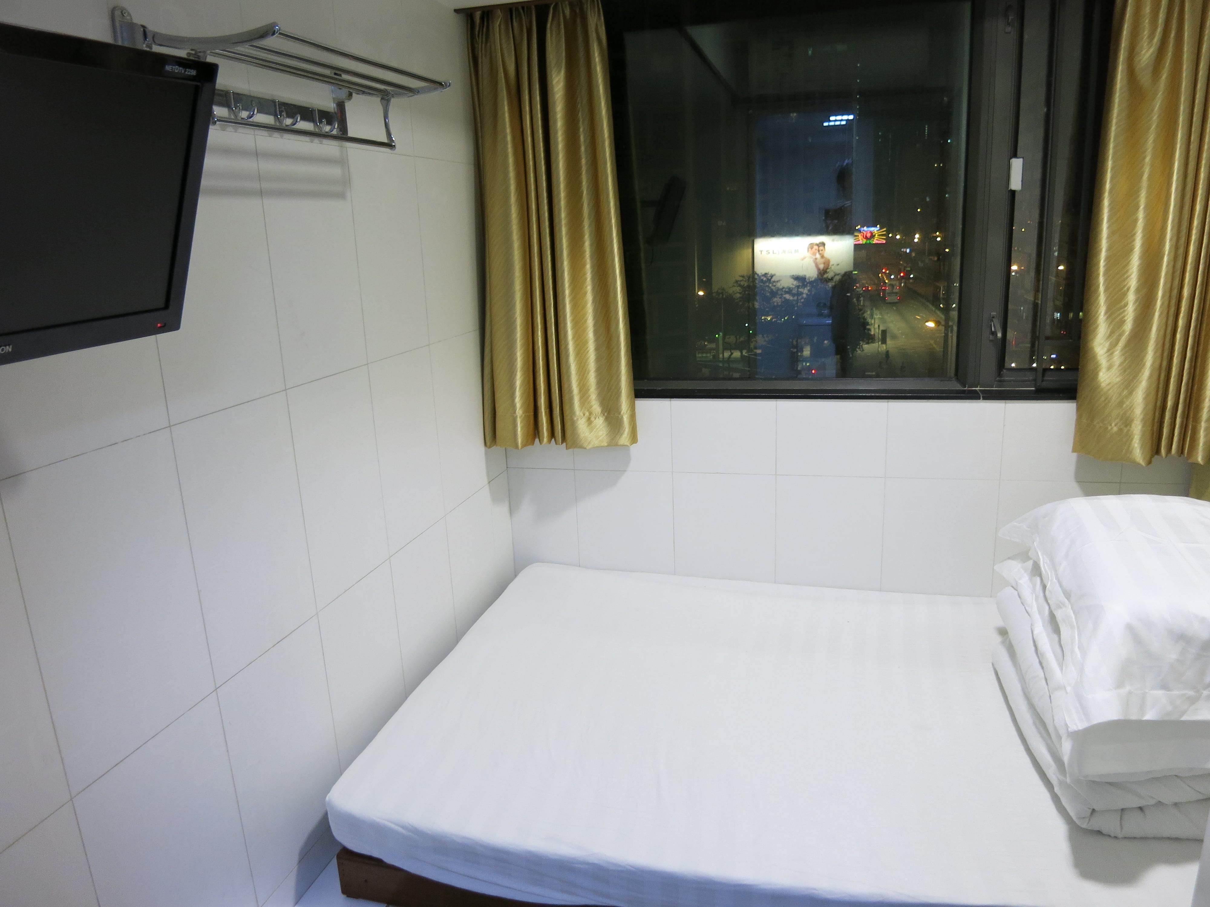 Double Bed Room with 1 double bed - Free WiFi access