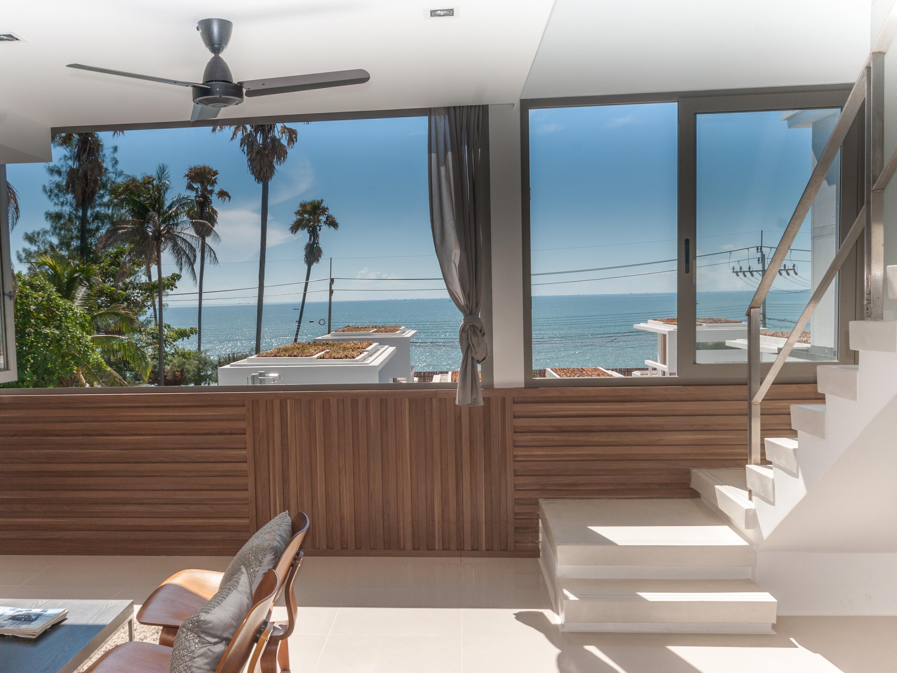 Three-Bedroom Penthouse with Seaview - Free WiFi access