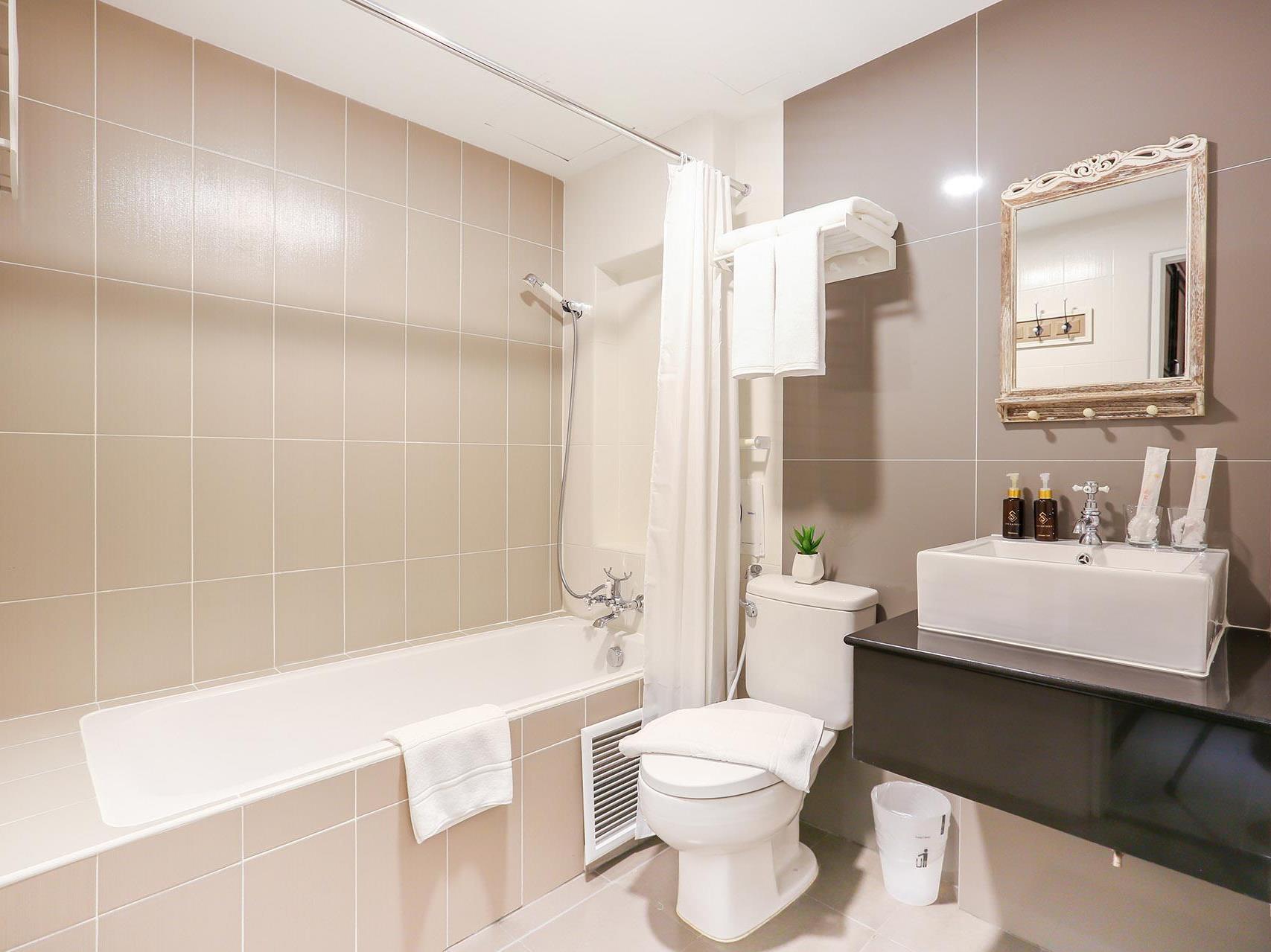 Deluxe with bathtub - free Wi-Fi - No View - Free WiFi access