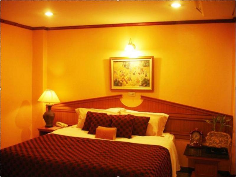 Standard Double Bed - Free WiFi access - Breakfast included