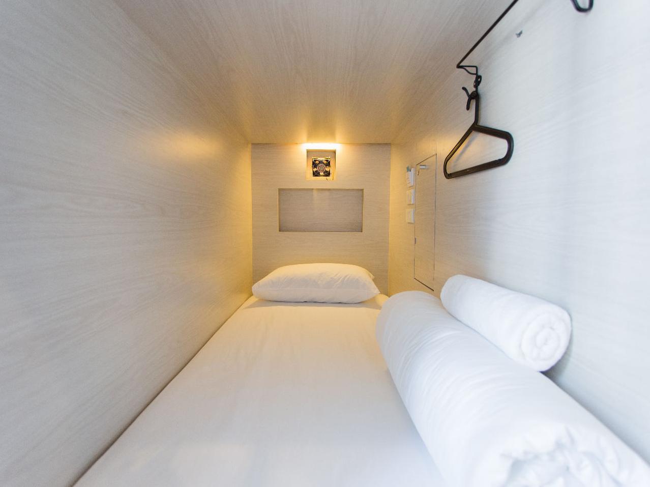 SINGLE BED CUBE FRONT ENTRY - Free WiFi access