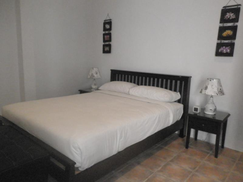 Queen Size Air Conditioning Guestroom - Free WiFi access